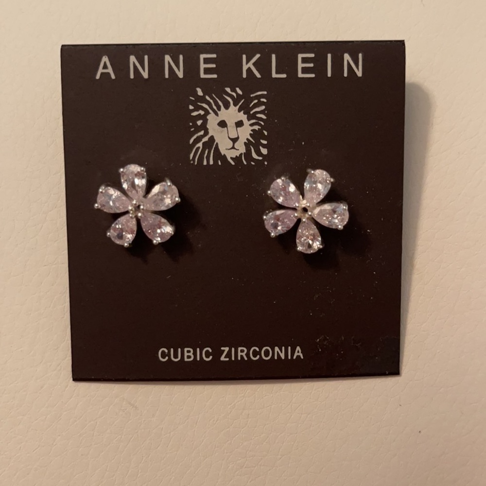 Flower studs - Picture 2 of 3